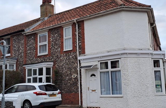 Ideally located period cottage with parking.