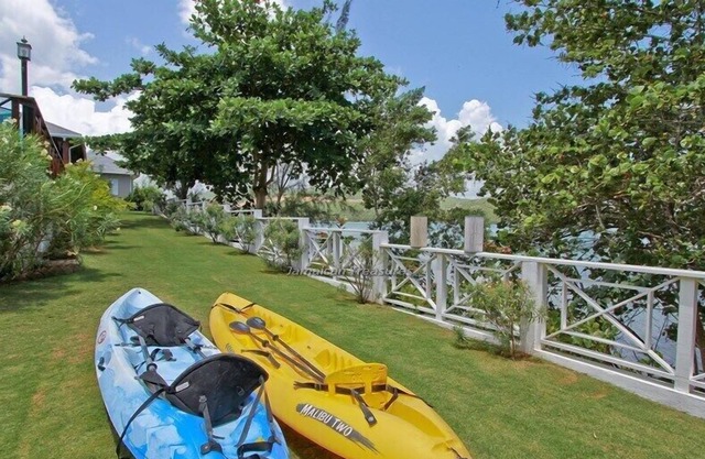 Idleawile-Beachfront, Private Pool, Sea Kayaks, Own cook and Housekeeping staff!