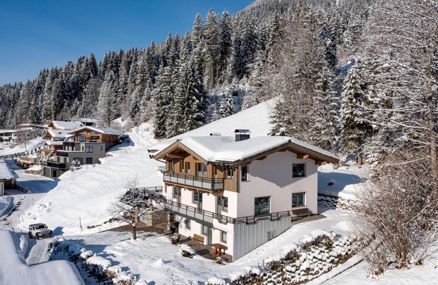 Idyllic apartment, garden and mountain views