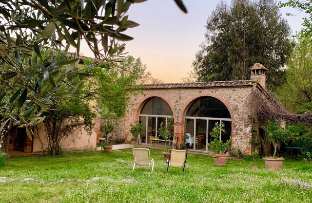 Idyllic apartment farmstead hidden in a Tuscan valley located 15min. from Siena