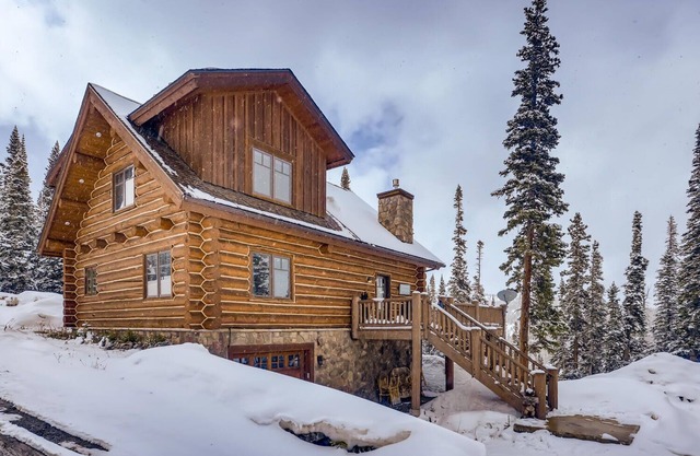 Idyllic Breckenridge Chalet with deck, valley views and Starlink internet