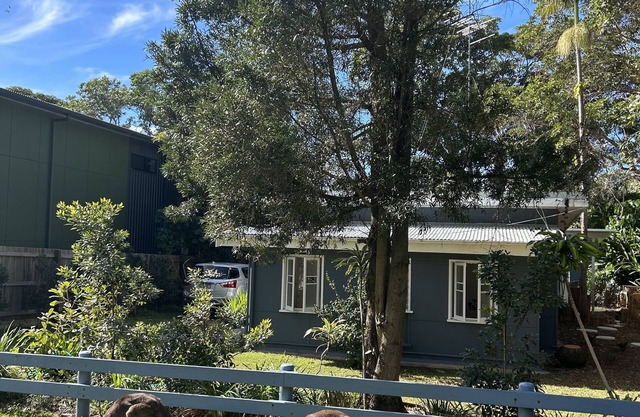 Idyllic classic beach house - top location, one level, private backyard