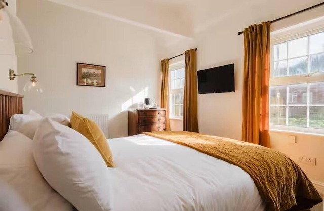 Idyllic Foodie Retreat above Silks Pub