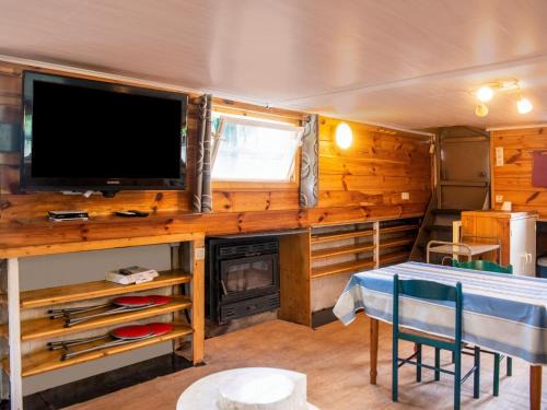Comfy Houseboat Florennes The Forest 