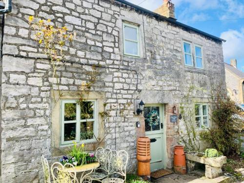 Idyllic, rustic, traditional cottage in rural village with wood burner and a great local pub
