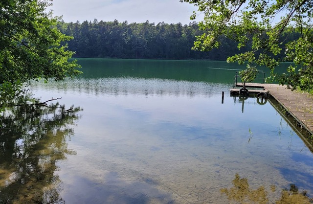 Idyllically situated forester's lodge on the lake with jetty, secluded location