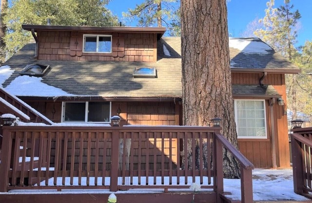Idyllwild Dairy Hen: Walk-to Town, Pet Friendly! Hot tub