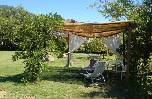 Il Balcone, apartment with large garden on the outskirts of the village, near the Ligurian coast