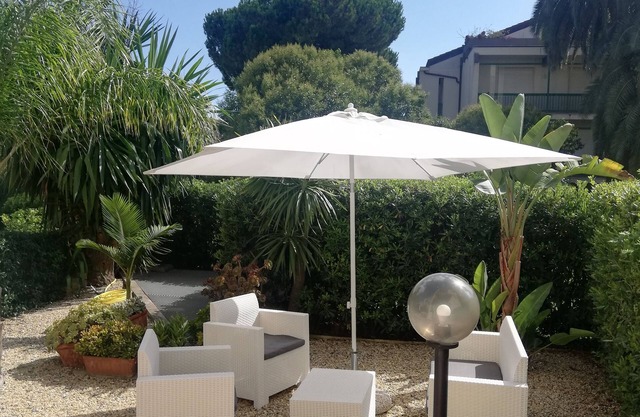 Il Mirabello, apartment with private garden. Near the center and the sea.