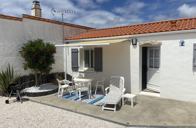 ILE DE NOIRMOUTIER PRETTY HOUSE IN A QUIET AREA, FEET IN THE WATER