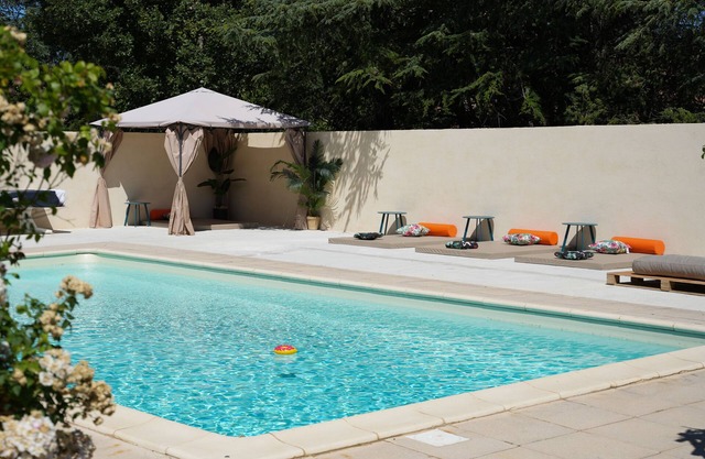 Ile des Plaisirs: Saltwater pool, Jacuzzi, Creole table d'hôte, arranged Rums.