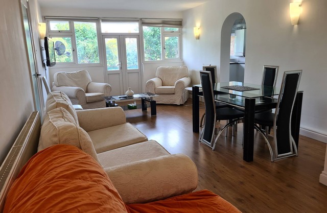 ILFORD EAST LONDON BALCONY FLAT 2bed 2bath next to tube stop, ideal for tourists
