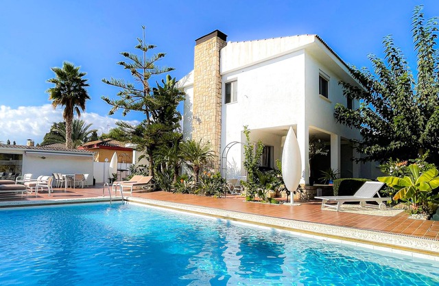 illa Haygón with heated pool, bbq and sauna