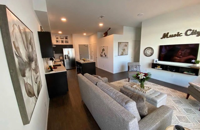 ILLUME/Modern New Condo/Pool & Downtown Views/Gym
