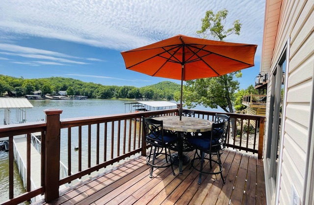 Immaculate 1 Bedroom Cottage Home With Private Covered Dock Near Main Channel!