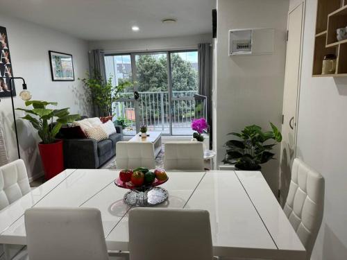 Immaculate 3 bd 2 bth apartment Free Carpark & pool