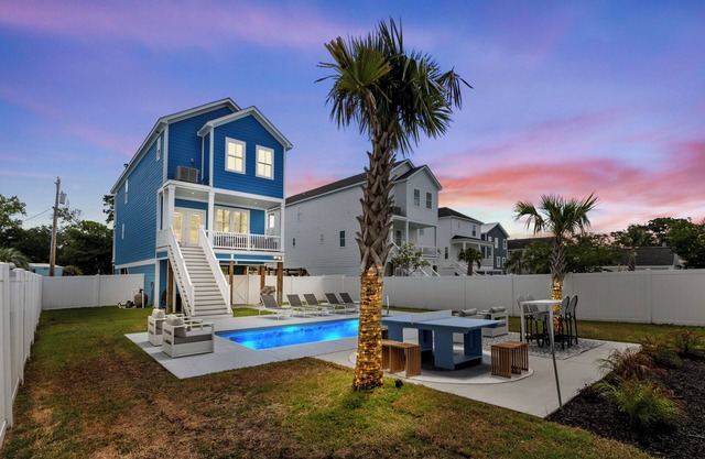Immaculate 5BR Retreat- Pool and More! The Blue Palm