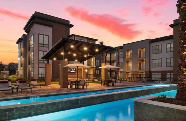 Immaculate Apartment w/King Bed &Resort Style Pool