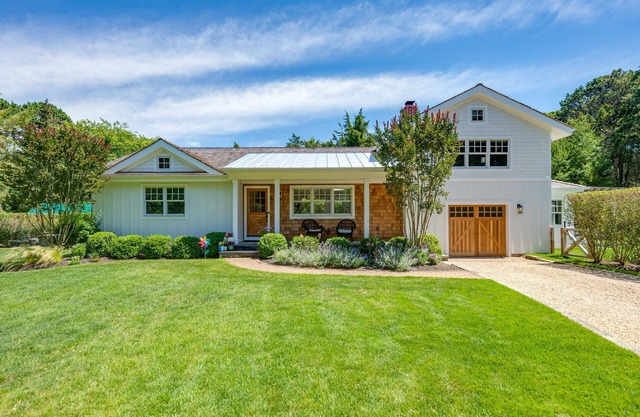 Immaculate garden sanctuary with pool in Southampton, minutes to beaches!