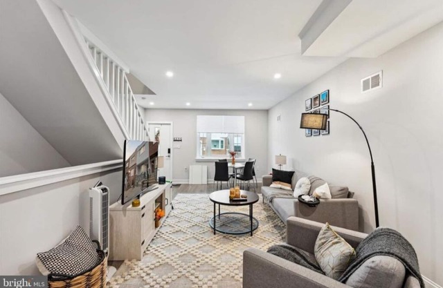 Immaculate, Modern 3 Bedroom 2 Bath Full HousenMins away from Stadiums