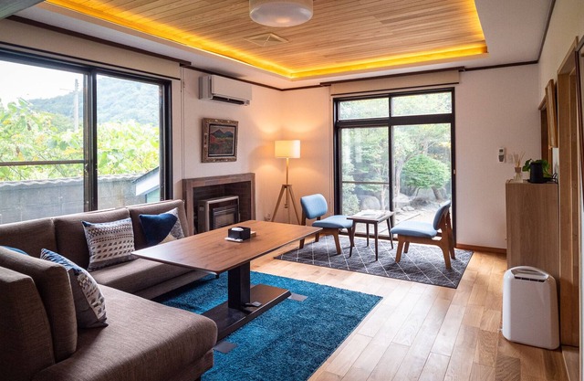 Immaculate Private Family Cottage with Hot Spring