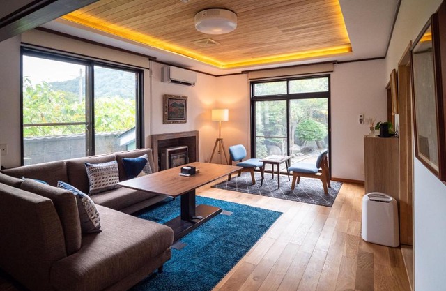 Immaculate Private Family Cottage with Hot Spring
