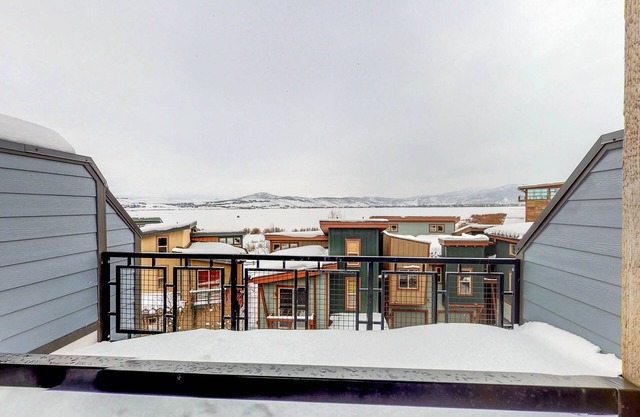 Immaculate townhome w/a private rooftop hot tub, walk to dining and nightlife