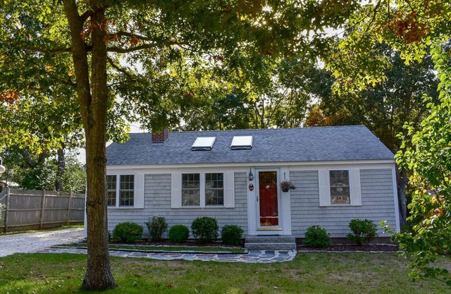 Immaculate two bedroom home only 1 mile to West Dennis Beach!