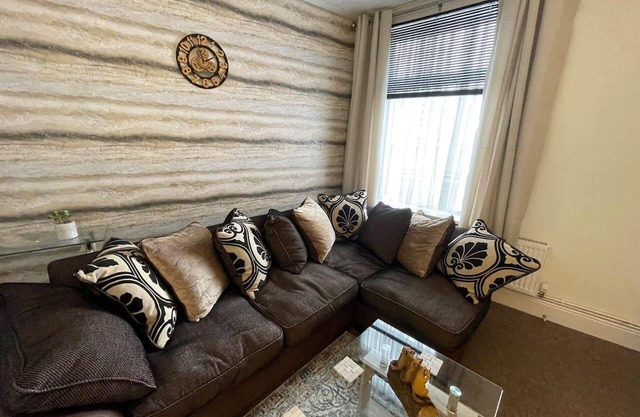 Impeccable 4-bed Home Away From Home in Swindon