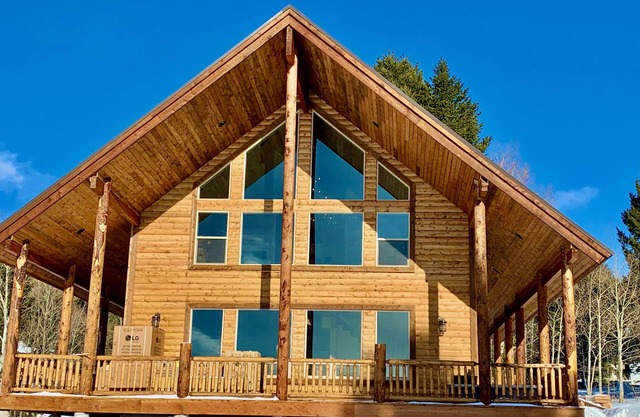 Imperial Elk Lodge-10 Miles to YNP+Hot Tub+Wifi+AC