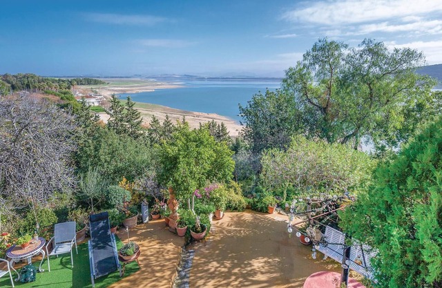 In a dreamlike landscape at the reservoir of Bornos you will find this fantastic vacation home.