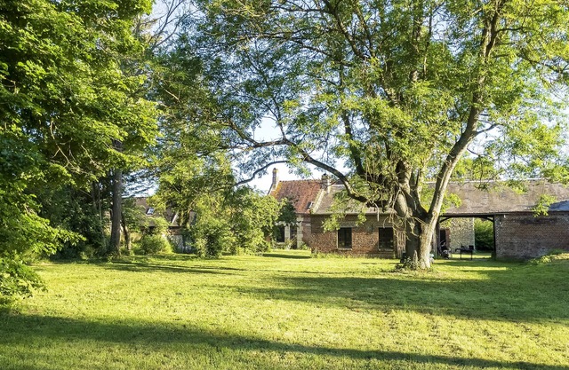 In a nearby hamlet of the Oise, at the foot of a 15th century chapel,