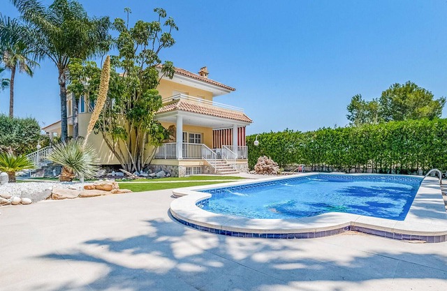 In a suburb of Murcia awaits you this authentic vacation home with beautiful garden and amenities.