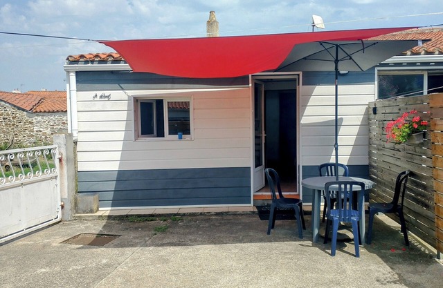 In Chi-Couet, small house with parking and private garden