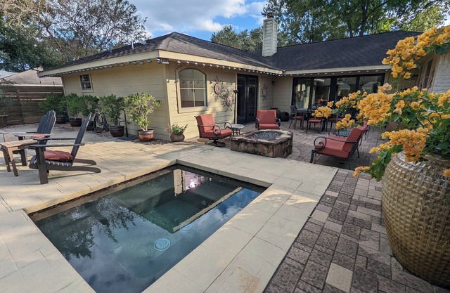 In city house, 2-bed, 2-bath, gym, pool, professional kitchen, luxury amenities.
