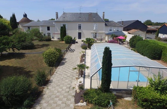 In large estate with swimming pool: 1 bedroom apartment for 4 people