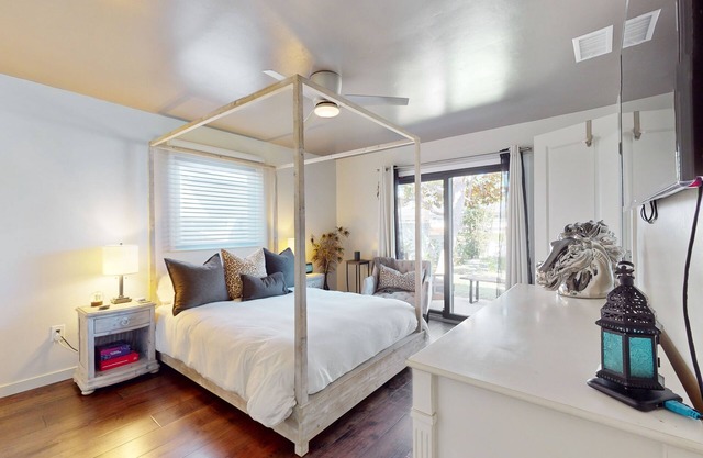 In-Law Suite with kitchenette & outdoor space - Dog friendly