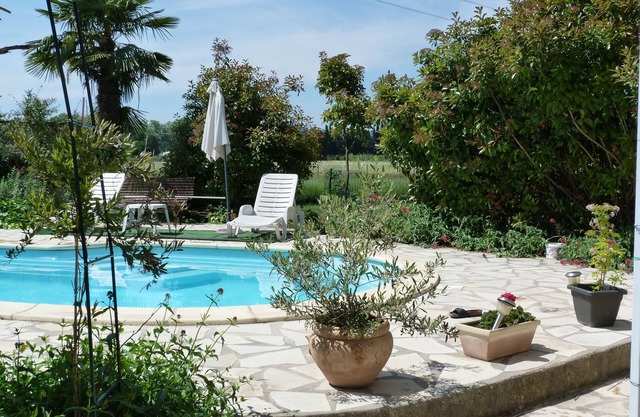 In Provence rental with garden, private pool in the countryside Internet