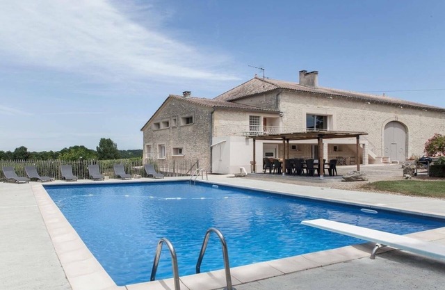 In the Bordeaux region, surrounded by vineyards, a comfortable amenity property.