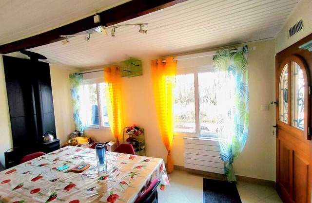 In the city center of Saint-Chéron - Charming house with small enclosed garden.