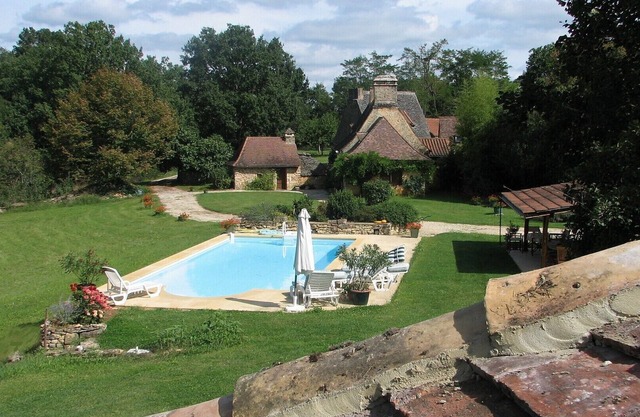 In the Dordogne, authentic house in eighteenth private hamlet with pool