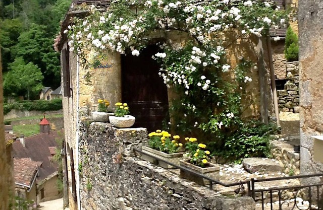 In the heart of the village, a breathtaking view of the river.