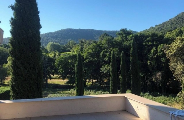 In the heart of the vineyards, a family property in an exceptional setting.