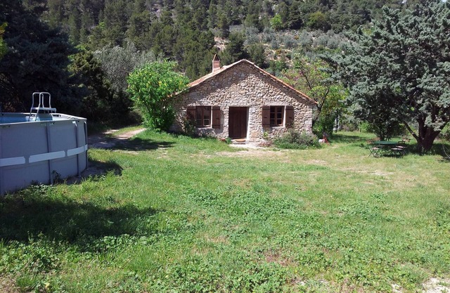 In the heart of Drôme Provençale countryside cottage baronies Park