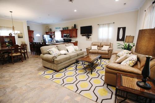 In the HEART of Knoxville3BR 2BA Sleeps 10