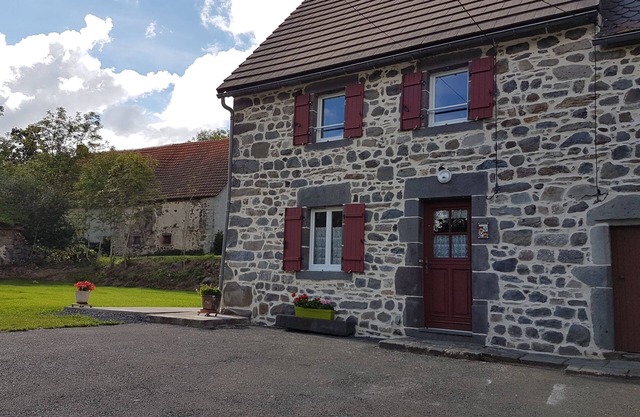 In the heart of the Auvergne volcanoes, the Gîte des jonquilles welcomes you
