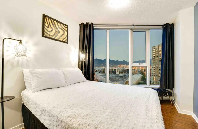 In the Heart of the City | 6 Sleeps | Pool & Sauna | Parking | Gym| Pool & Sauna