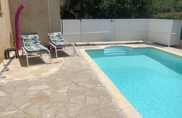 In the heart of the Luberon Luxury apartment with private heated pool in a quiet