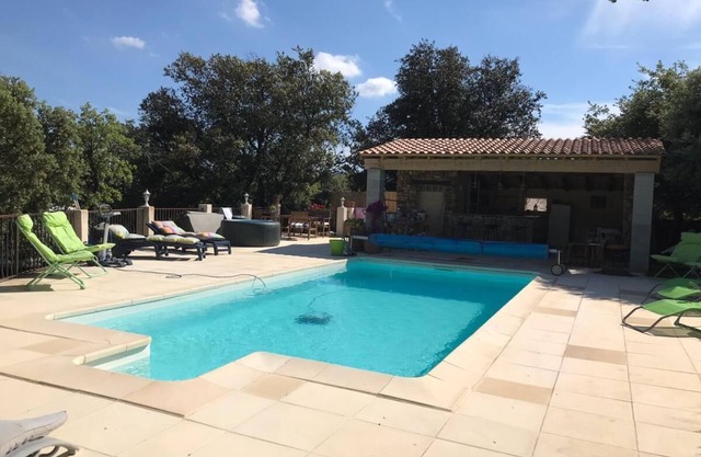 In the heart of the Luberon, spacious villa with private pool and jacuzzi
