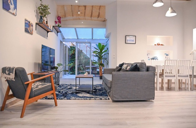 In the heart of the Vieux-Port :2 bedrooms private courtyard